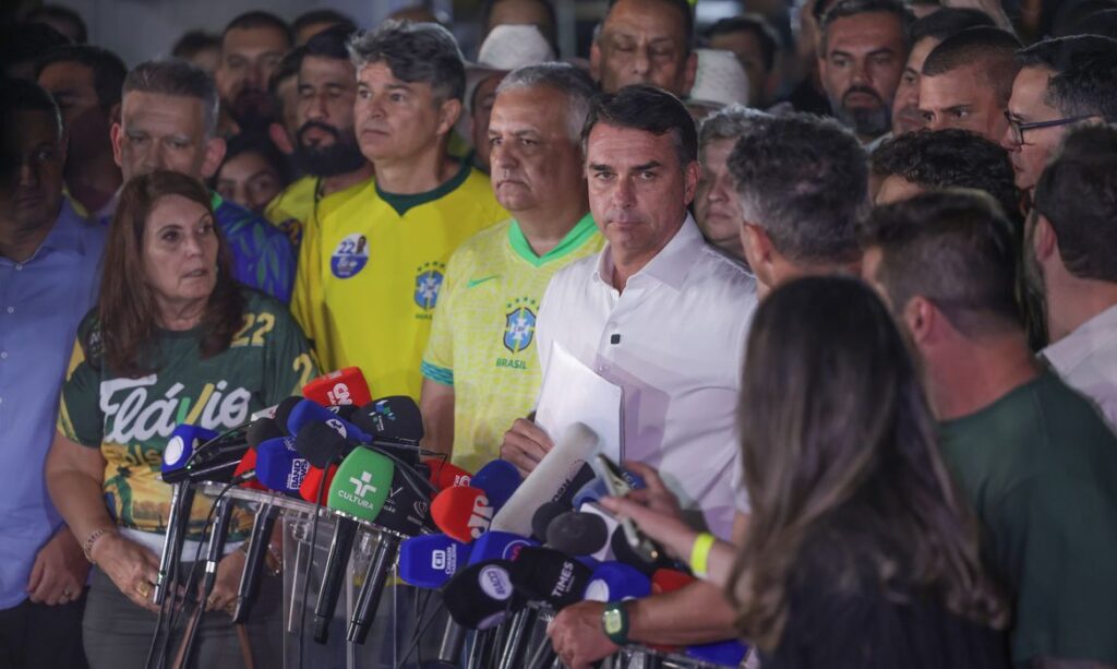 Moraes manda Flávio entregar passaporte e o proíbe de deixar o país