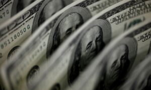 Dólar sobe 8,21%, e bolsa cai 13,88% após reeleição de Lula
