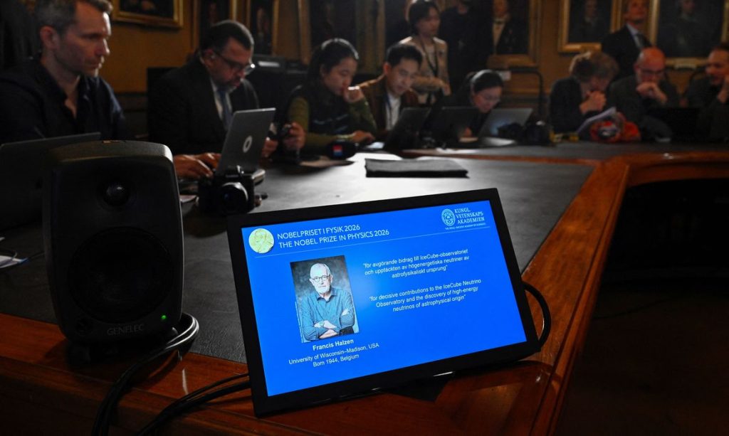 Belga que descobriu menor partícula do universo recebe Nobel da Física