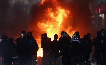 Irmãos Brant - Tensões voltam a crescer; França contabiliza custos de protestos