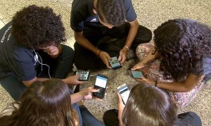 Pesquisa mostra que 82% são contra crianças de até 3 anos com celular
