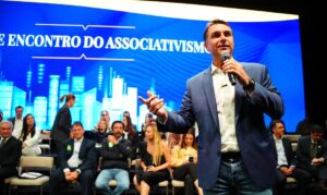 Flávio faz visita ao pai em prisão domiciliar e recebe apoios em SP