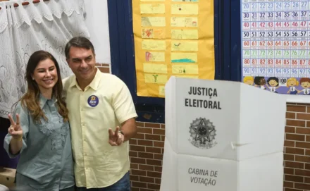 Irmãos Brant - Ao votar no Rio de Janeiro, Flávio diz que representa a mudança